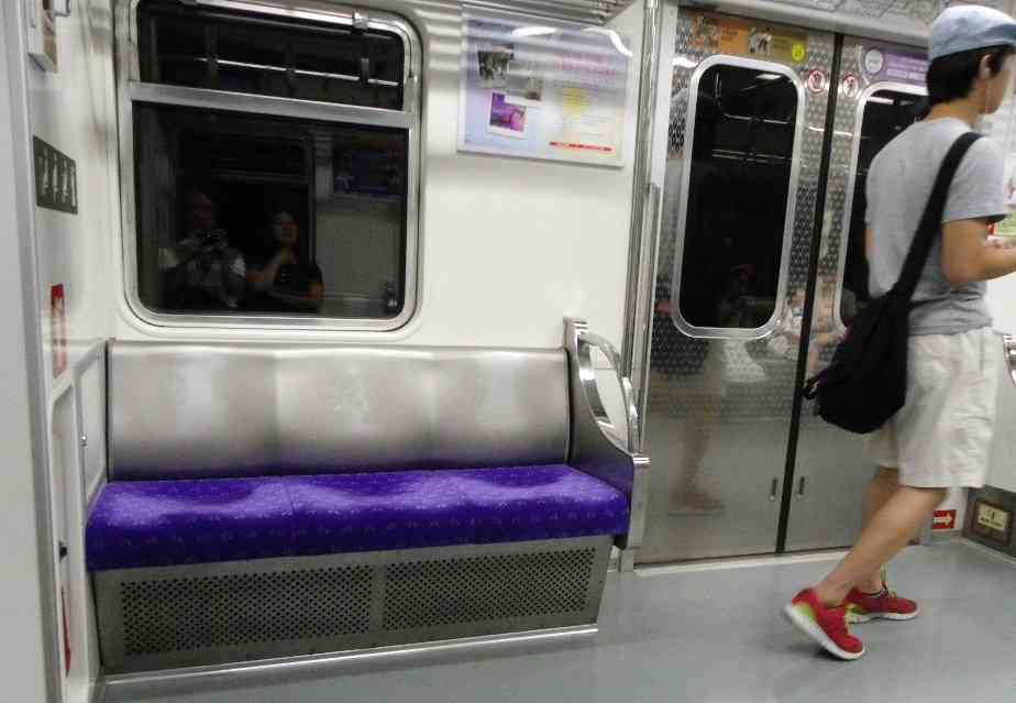電車の席譲りますか？