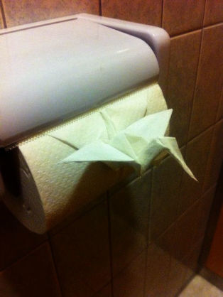 トイレットペーパーが三角折になっています