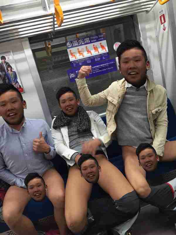 新年早々バカッター、電車の中で下半身モロだし迷惑行為した写真をTwitterに投稿