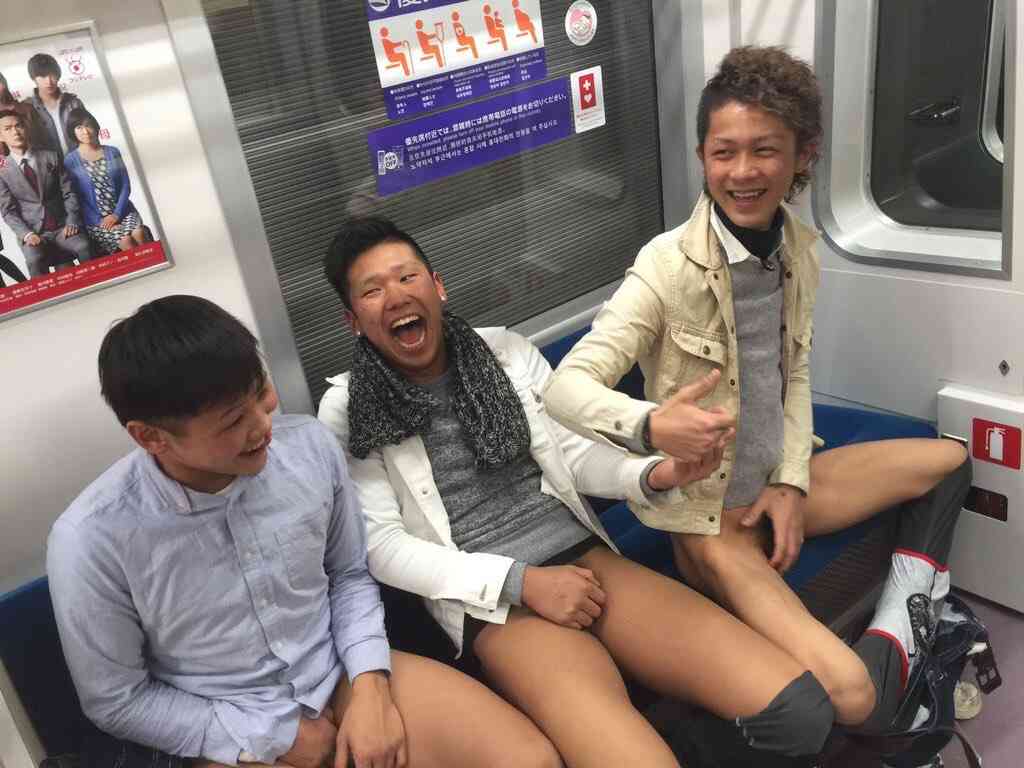 新年早々バカッター、電車の中で下半身モロだし迷惑行為した写真をTwitterに投稿