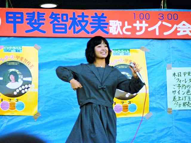 アイドルの握手会…賛成?反対?