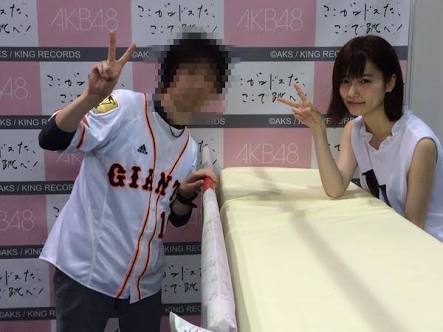 アイドルの握手会…賛成?反対?