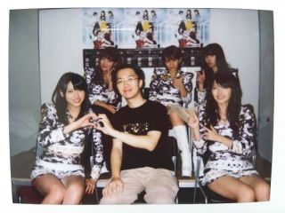アイドルの握手会…賛成?反対?