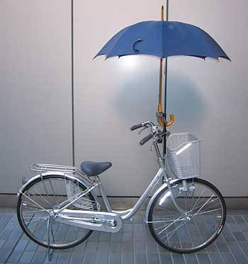 雨具着て自転車、事故に注意　車輪に巻き込み・視界遮断