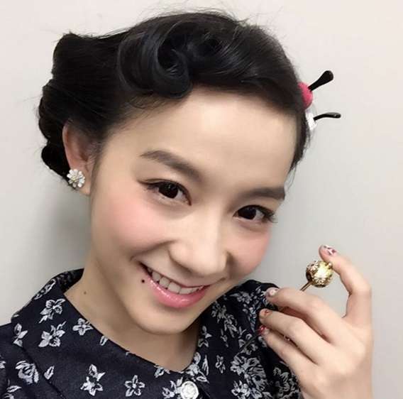 篠原ともえの“おでこ全開”ツインテールに「反則なほど可愛い」