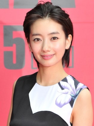 デコ出しが似合う女性タレント画像