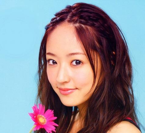 デコ出しが似合う女性タレント画像