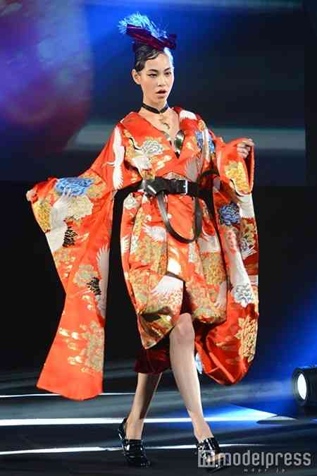 和洋折衷なドレスを貼るトピ
