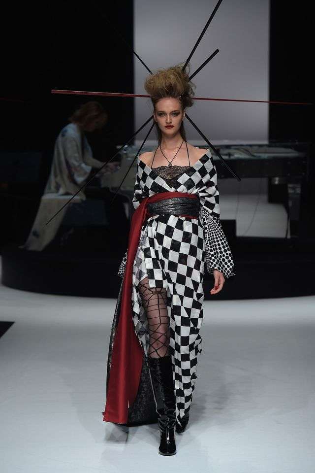 和洋折衷なドレスを貼るトピ