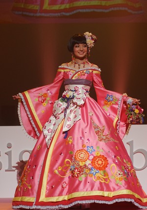 和洋折衷なドレスを貼るトピ