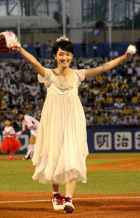 スニーカーを履いた芸能人の画像が集まるトピ