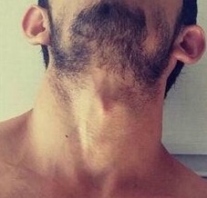 喉仏が好きな人