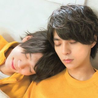 イケメンが目を瞑っている画像