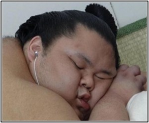 イケメンが目を瞑っている画像