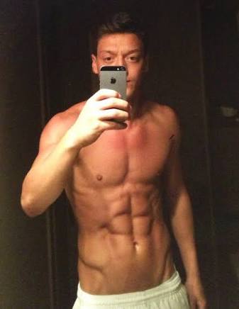 GACKT、鍛えあげた腹筋披露  ファン「触らせて下さい」