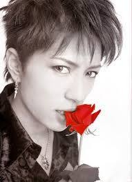 GACKT、鍛えあげた腹筋披露  ファン「触らせて下さい」