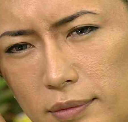 GACKT、鍛えあげた腹筋披露  ファン「触らせて下さい」