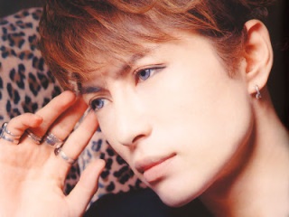 GACKT、鍛えあげた腹筋披露  ファン「触らせて下さい」