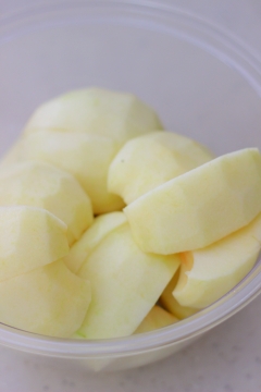 りんご、皮付きで食べますか?
