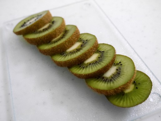 りんご、皮付きで食べますか?