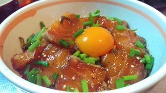 簡単美味しい!サーモンのブラックペッパー漬け丼とかいうヤバい料理が流行ってるらしい