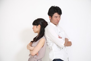 男性と歩く時、手をつなぐ？腕を組む？