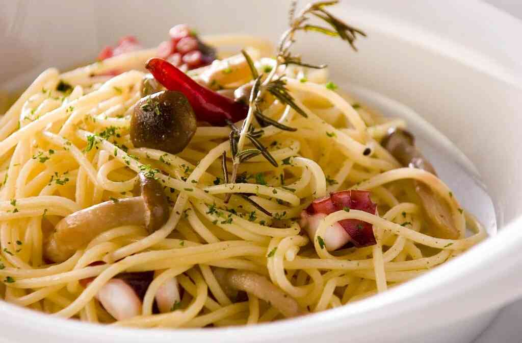 お昼だけど、これ食べたい？食べたくない？
