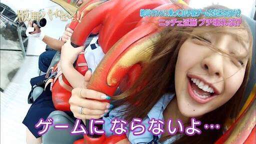 板野友美、無防備すぎる胸元が丸見え!生くびれと太もも全開のあぐらショットがセクシーすぎる