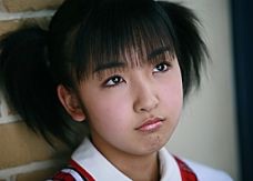 板野友美、無防備すぎる胸元が丸見え!生くびれと太もも全開のあぐらショットがセクシーすぎる
