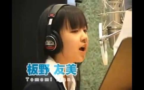 板野友美、無防備すぎる胸元が丸見え!生くびれと太もも全開のあぐらショットがセクシーすぎる