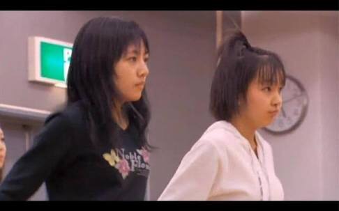 板野友美、無防備すぎる胸元が丸見え!生くびれと太もも全開のあぐらショットがセクシーすぎる