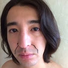 板野友美、無防備すぎる胸元が丸見え!生くびれと太もも全開のあぐらショットがセクシーすぎる