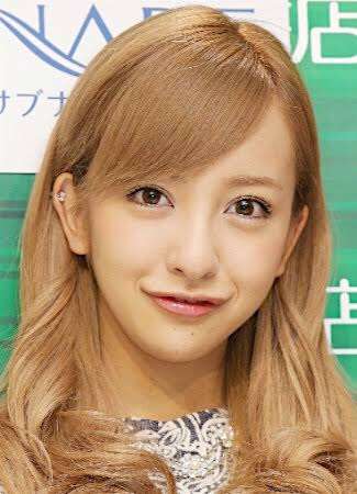 板野友美、無防備すぎる胸元が丸見え!生くびれと太もも全開のあぐらショットがセクシーすぎる