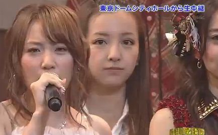 板野友美、無防備すぎる胸元が丸見え!生くびれと太もも全開のあぐらショットがセクシーすぎる