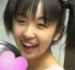 板野友美、無防備すぎる胸元が丸見え!生くびれと太もも全開のあぐらショットがセクシーすぎる