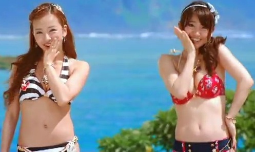 板野友美、無防備すぎる胸元が丸見え!生くびれと太もも全開のあぐらショットがセクシーすぎる