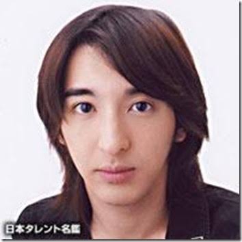 板野友美、無防備すぎる胸元が丸見え!生くびれと太もも全開のあぐらショットがセクシーすぎる