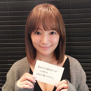 板野友美、無防備すぎる胸元が丸見え!生くびれと太もも全開のあぐらショットがセクシーすぎる