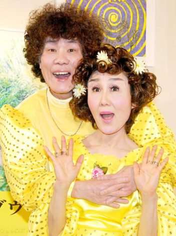 林家ペー&パー子夫妻が青衣装「新鮮でびっくり」