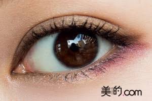 ブラウン系以外のアイシャドウの使い方