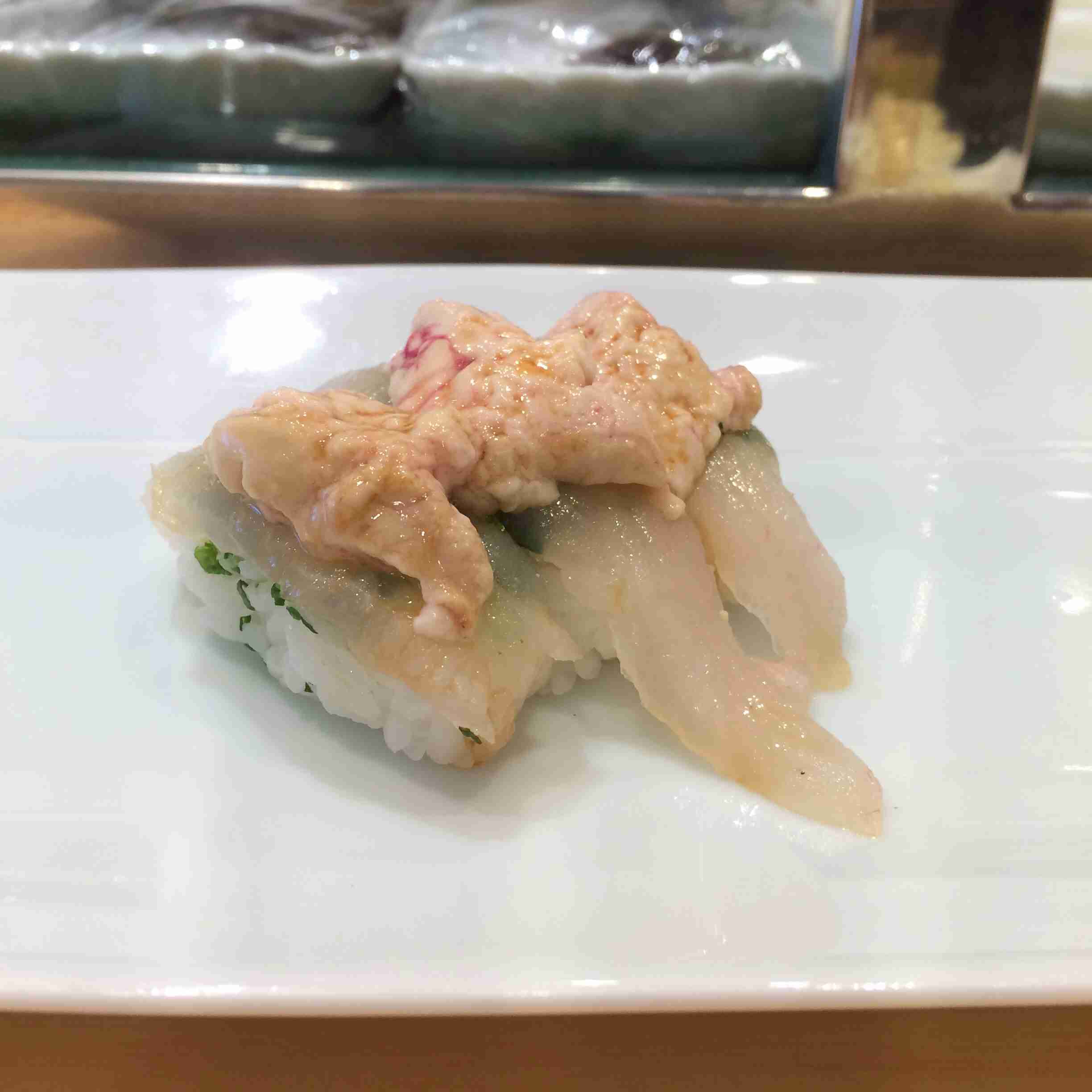 お寿司屋で一番最初に食べるものは？