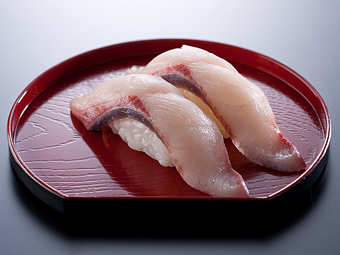 お寿司屋で一番最初に食べるものは？
