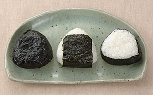 おにぎりの海苔はパリパリ派Orしっとり派？
