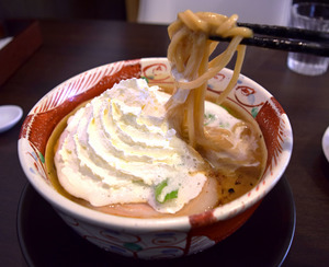 みそラーメンに山盛りクリーム…衝撃のメニュー、話題に