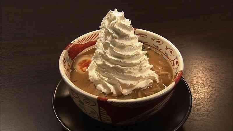 みそラーメンに山盛りクリーム…衝撃のメニュー、話題に