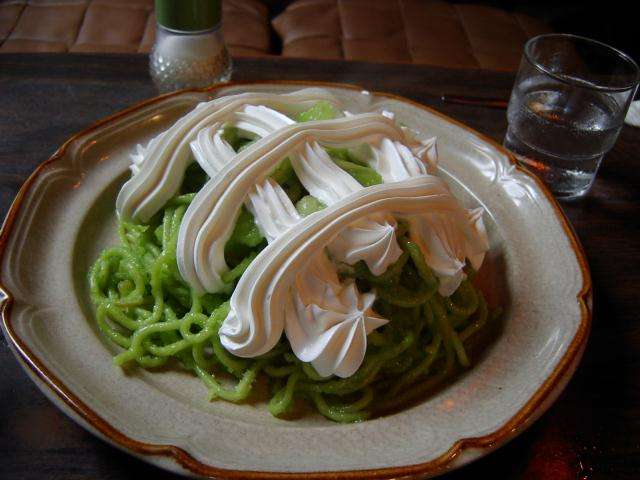 みそラーメンに山盛りクリーム…衝撃のメニュー、話題に