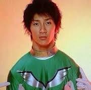 なで肩女子の似合う服