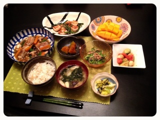 明日何食べますか？食べたいですか？