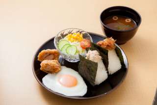 明日何食べますか？食べたいですか？