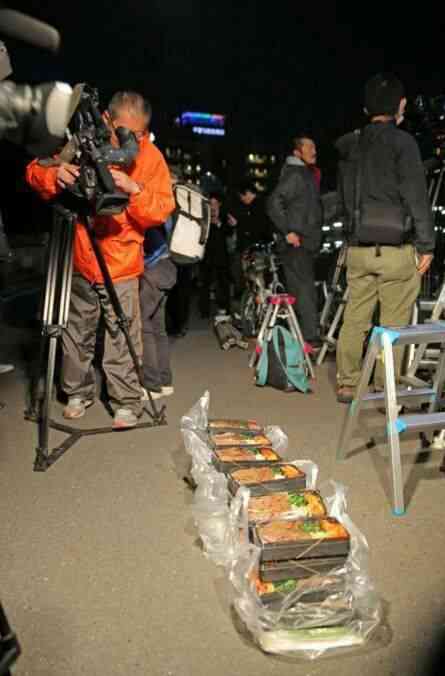清原和博被告、張り込み報道陣に焼き肉弁当差し入れ